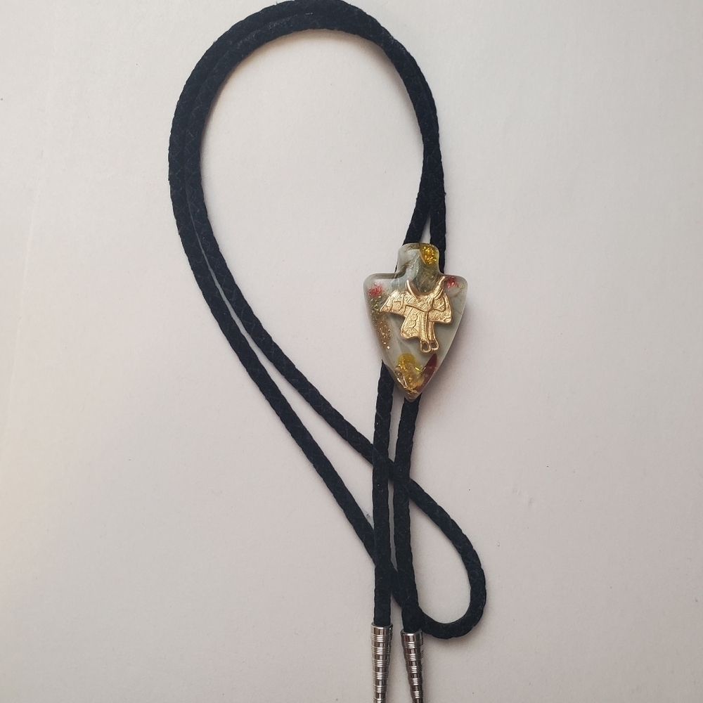 VINTAGE BOLO TIE WESTERN GOLDEN SADDLE. ARROWHEAD SHAPE. BLACK CORD - Picture 5 of 7
